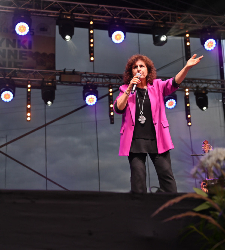 Eleni wita publiczność podczas swojego koncertu