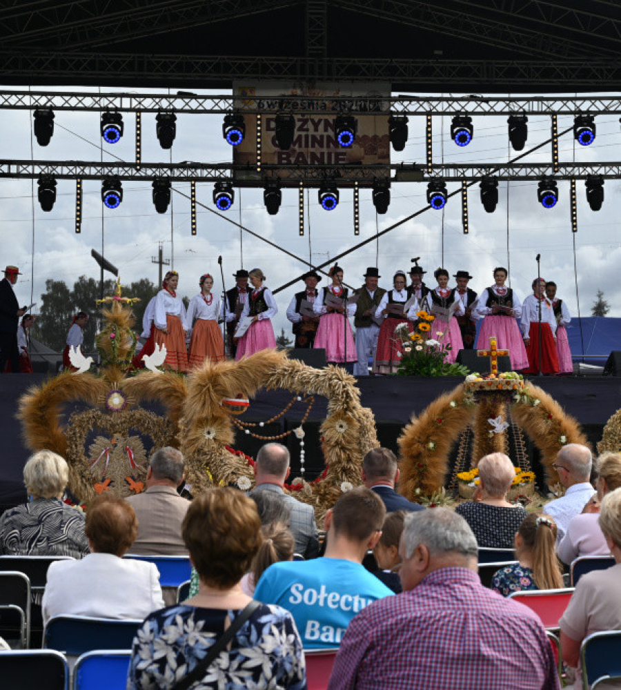 Scena dożynkowa i występ zespołu Krąg
