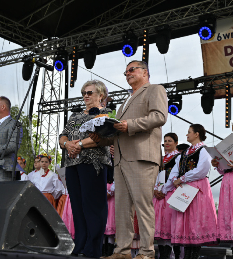 Starości Dożynek witają przybyłych na dożynki