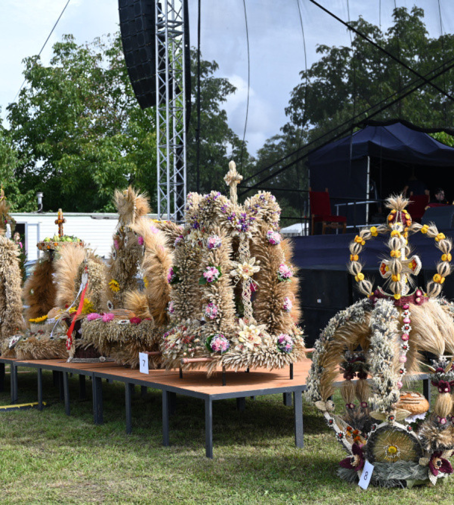 Wieńce dożynkowe przed sceną