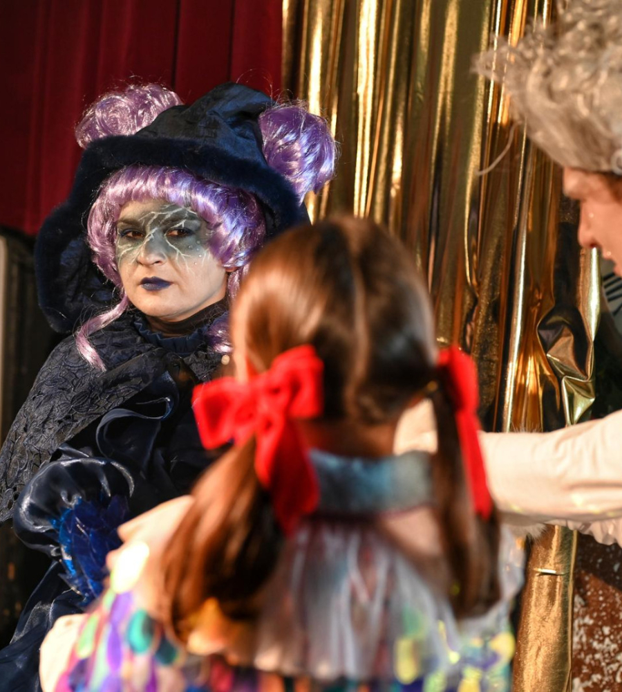 Na scenie widzimy trzy postacie Graduchę, Tosię i Mroza