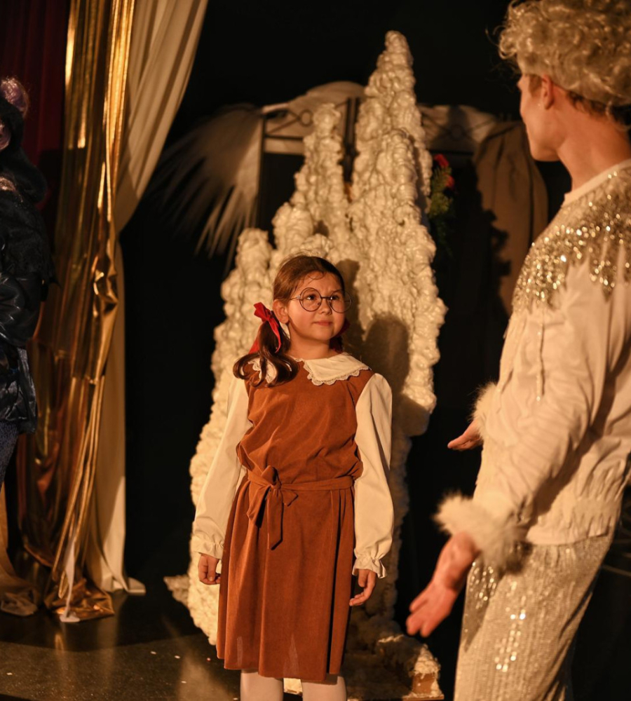 Tosia, Mróz i Graducha podczas dialogu na scenie