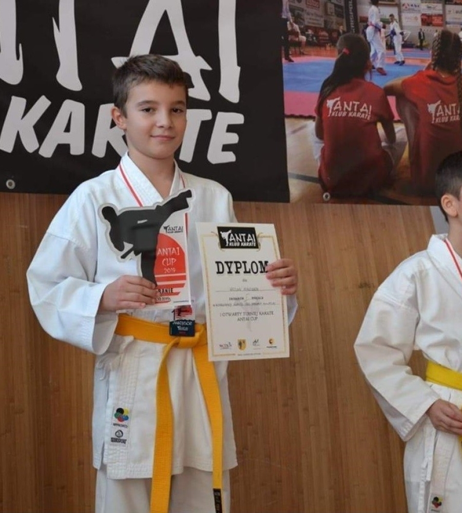 zwycięzcy turnieju karate na podium