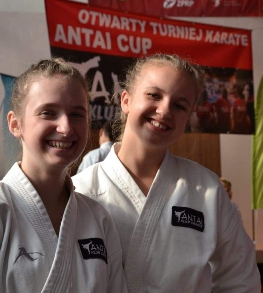 dwie uczestniczki zawodów karate
