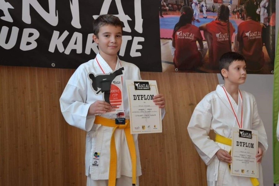 zwycięzcy turnieju karate na podium