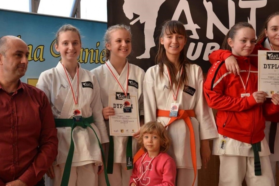 grupa uczestniczek zawodów karate
